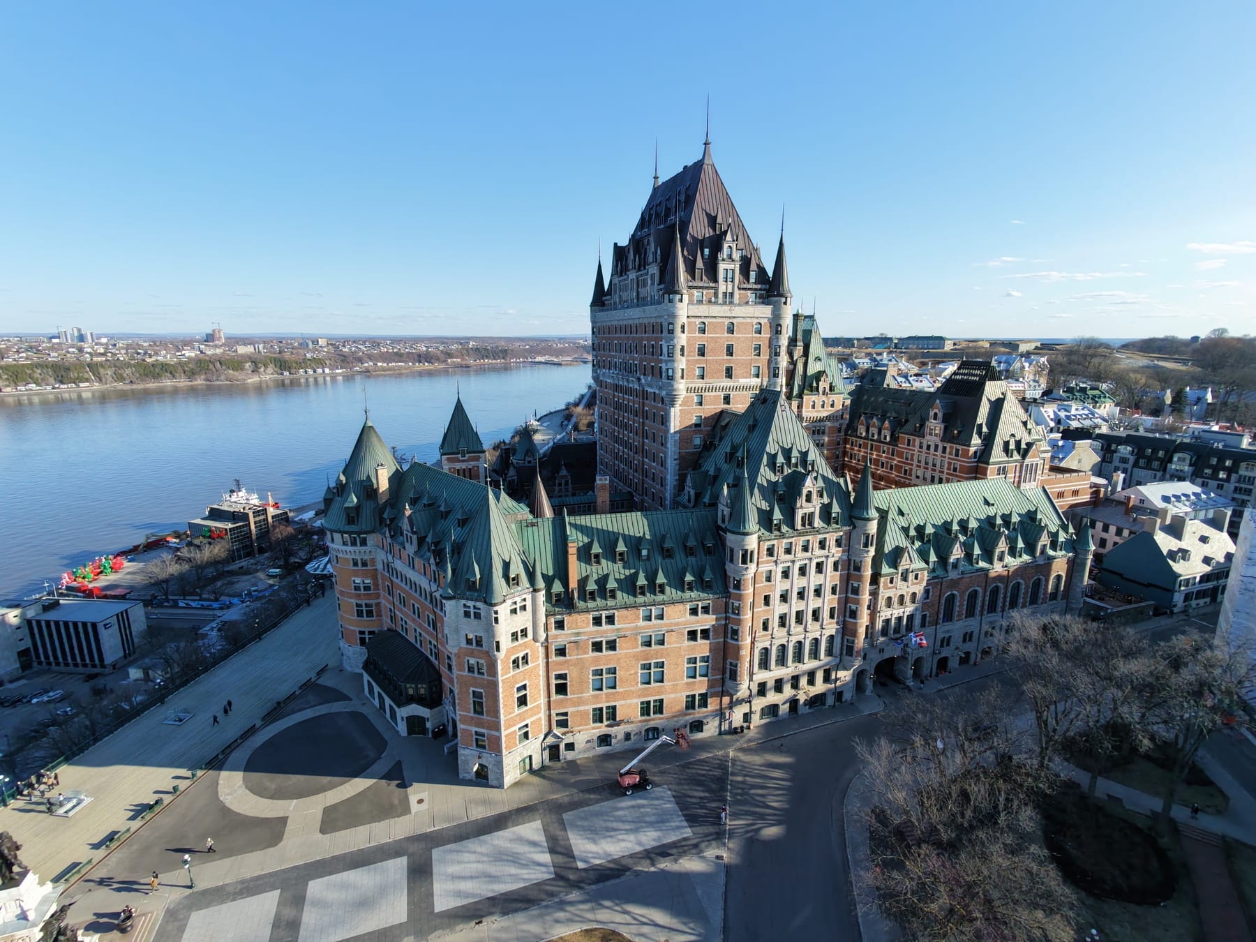 Vue aérienne du Château Frontenac à Québec, le fleuve Saint-Laurent et la terrasse en contrebas