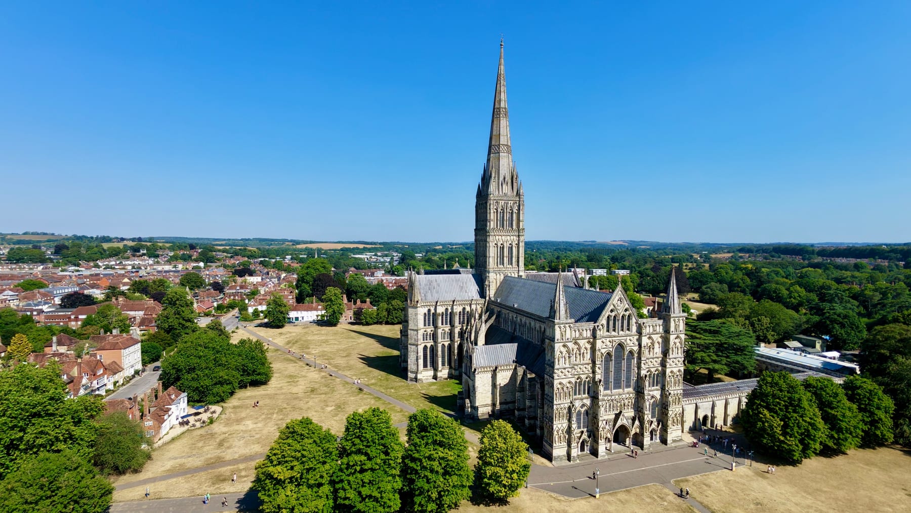 Vue aérienne de la cathédrale de Salisbury et de sa flèche, en Angleterre